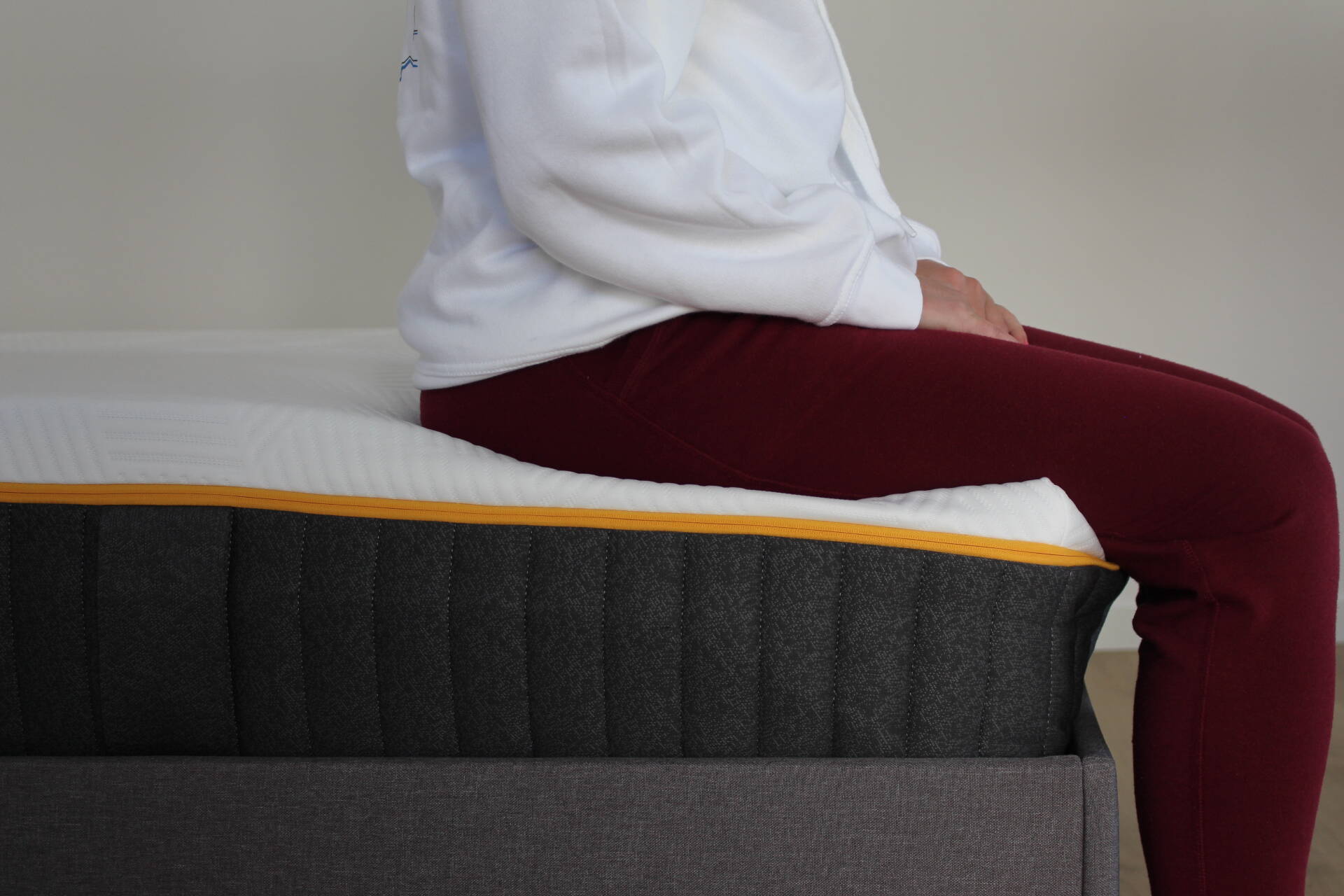 Pessoa sentada na extremidade o colchão zero gravity